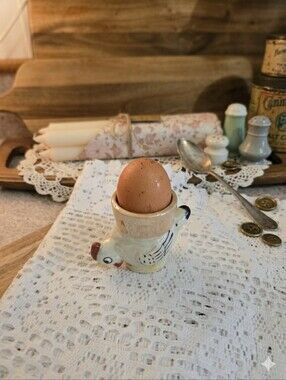 Vintage Ceramic Hen Pecking Egg Cup - Hand Decorated Lusterware